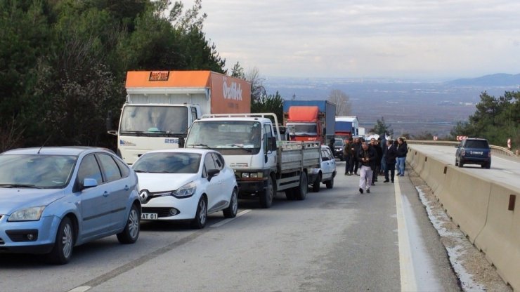 Orta refüje çarpan TIR yolu kapattı, trafik durdu