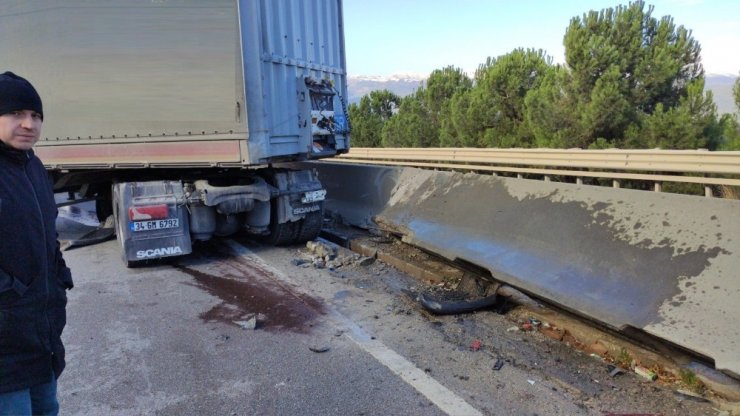 Orta refüje çarpan TIR yolu kapattı, trafik durdu