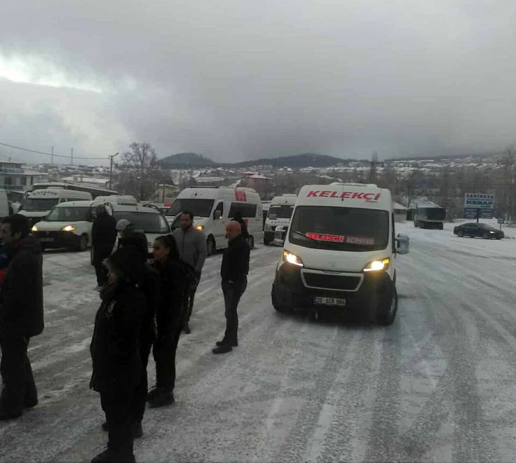 Denizli’de buzlanmadan dolayı yol kapandı
