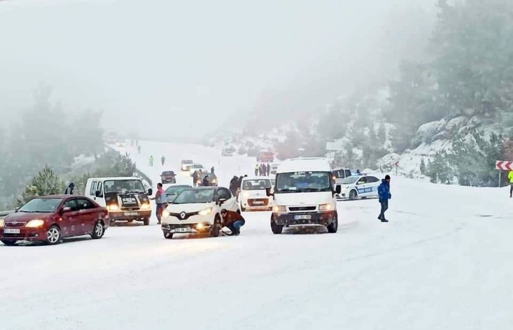 Denizli’de buzlanmadan dolayı yol kapandı