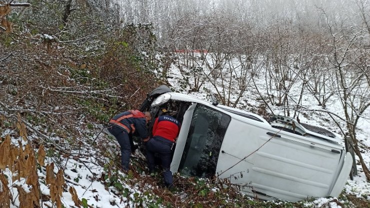 Düzce’de karda yoldan çıkan minibüs şarampole uçtu: 5 yaralı