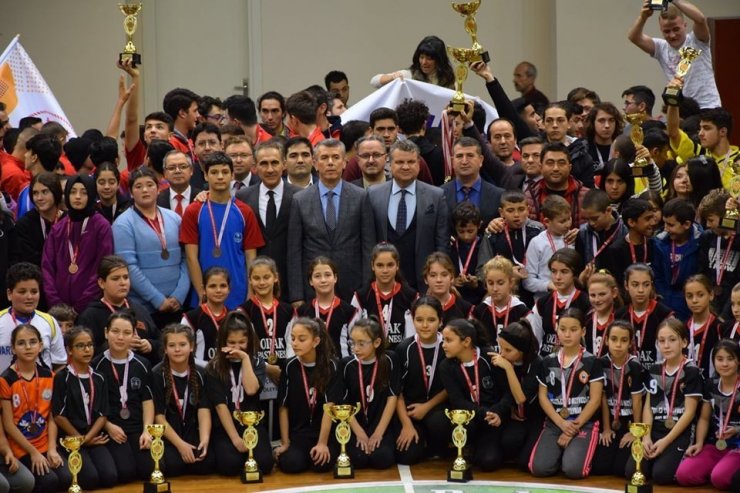 Balıkesir’de başarılı okul sporcularına ödülleri törenle verildi