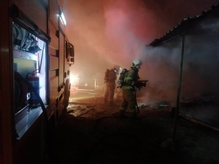 Odun deposu yangını eve sıçramadan söndürüldü