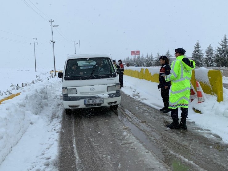 Jandarma trafik ekiplerinden köpekli trafik uygulaması