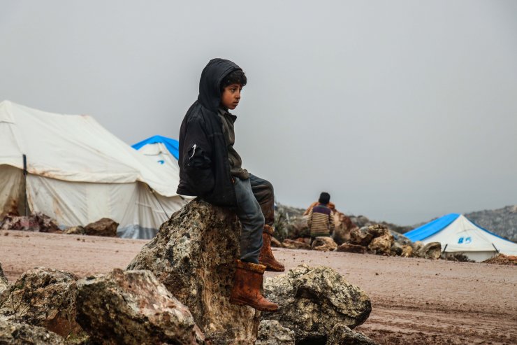 İdlib'de çamura batmış hüzünlü kampları, çocuklar neşelendiriyor