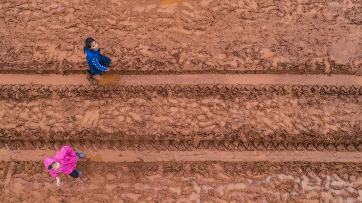 İdlib'de çamura batmış hüzünlü kampları, çocuklar neşelendiriyor