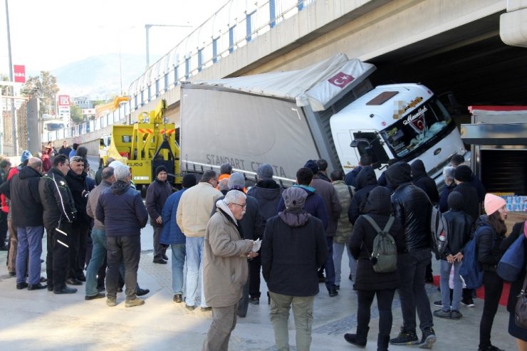 İzmir’de yasaklı yola giren tır, köprüye takıldı
