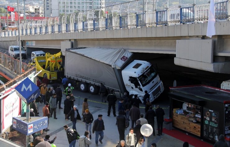 İzmir’de yasaklı yola giren tır, köprüye takıldı