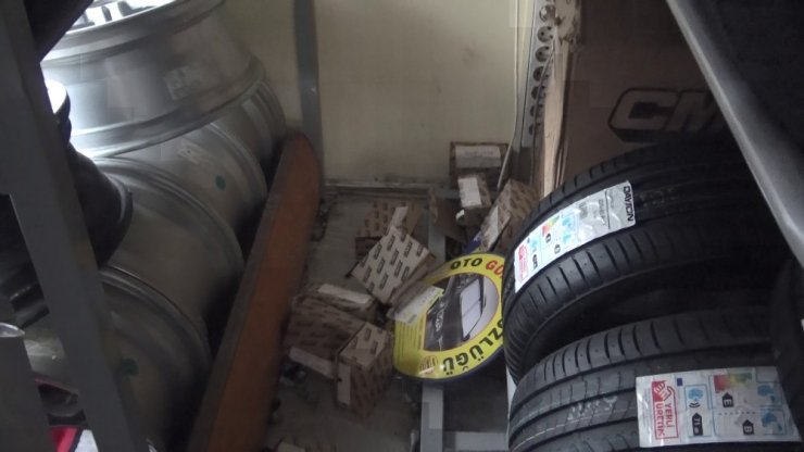 Hırsızların dakikalar içerisinde onlarca kış lastiği çaldığı anlar kamerada