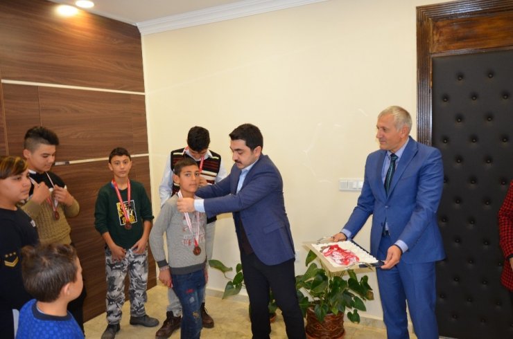 Kaymakam, Gümüşgün’lü güreşçileri ödüllendirdi