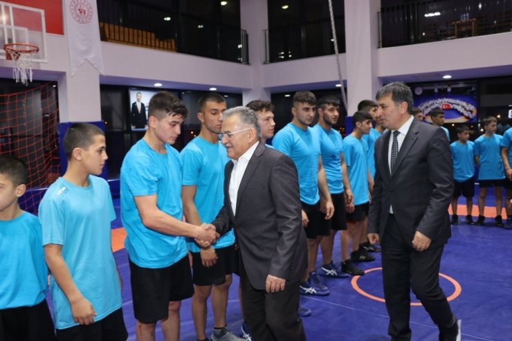 Başkan Büyükkılıç Güreşçilerle Buluştu