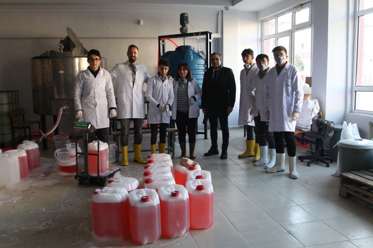 Kimya teknolojileri bölümü öğrencileri üretirken geleceğe de hazırlanıyor