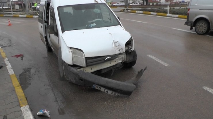 Konya’da hafif ticari araç ile tır çarpıştı: 4 yaralı