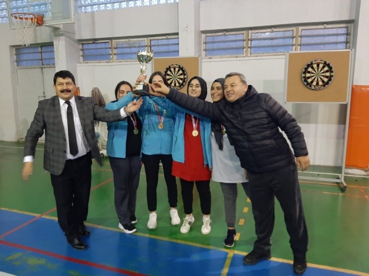 Dart şampiyonasında Salihlili öğrenciler il birincisi oldu