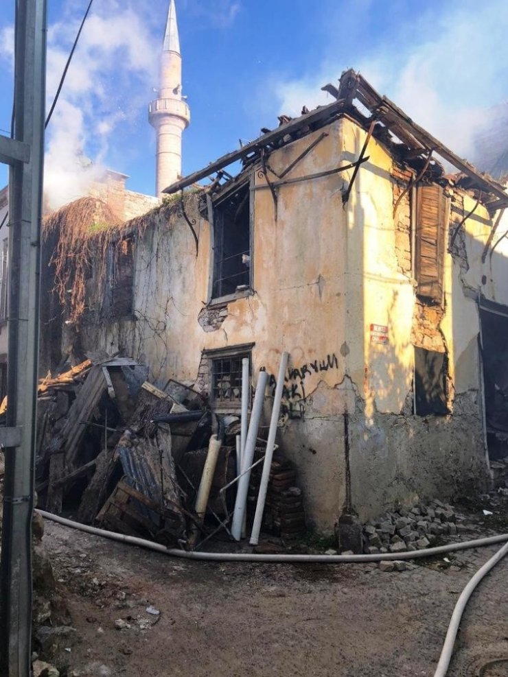 Metruk bina hep yanıyor, itfaiye söndürüyor