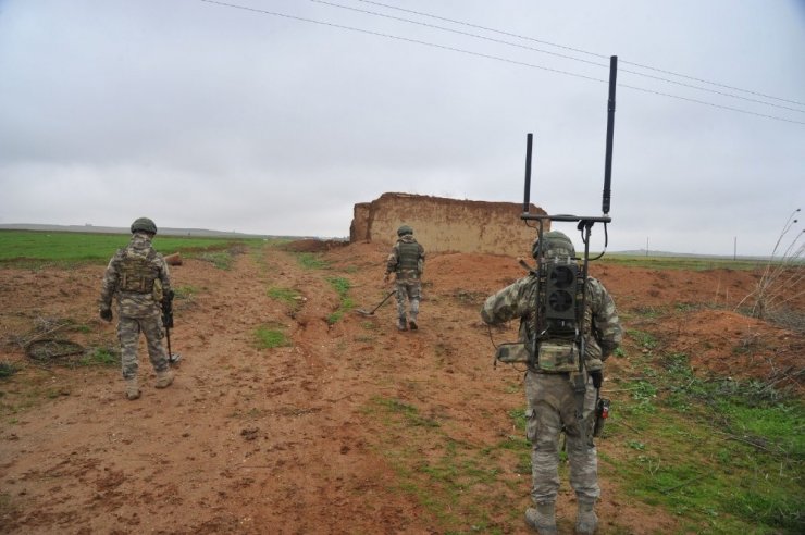 MSB: "Barış Pınarı Harekât bölgesinde terör örgütü PKK/YPG’nin tuzakladığı, asker ve siviller için büyük tehlike oluşturan mayın ve EYP’leri temizleme çalışmaları sırasında şu ana kadar bölgede bin 660 el yapımı patlayıcı (E