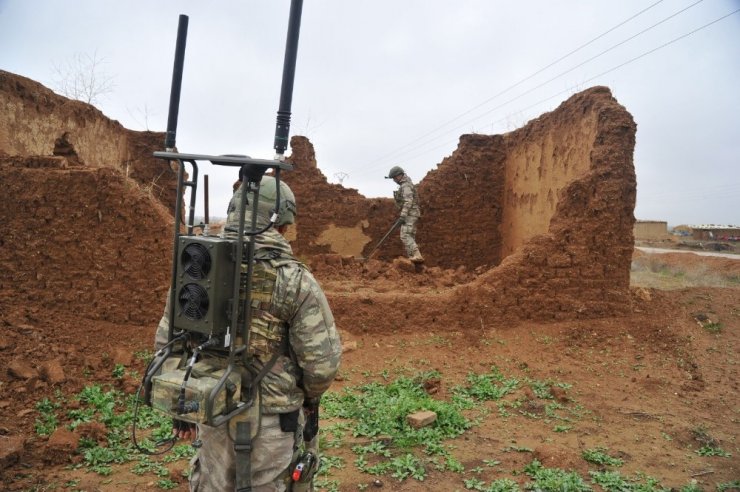 MSB: "Barış Pınarı Harekât bölgesinde terör örgütü PKK/YPG’nin tuzakladığı, asker ve siviller için büyük tehlike oluşturan mayın ve EYP’leri temizleme çalışmaları sırasında şu ana kadar bölgede bin 660 el yapımı patlayıcı (E