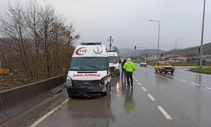Samsun’da ambulans ile otomobil çarpıştı: 4 yaralı