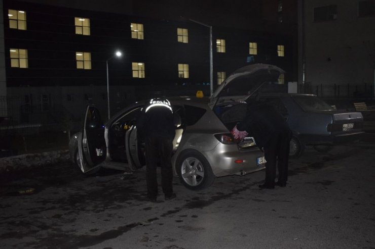 Seyir halindeki araçta silahla kazara kendini vurdu