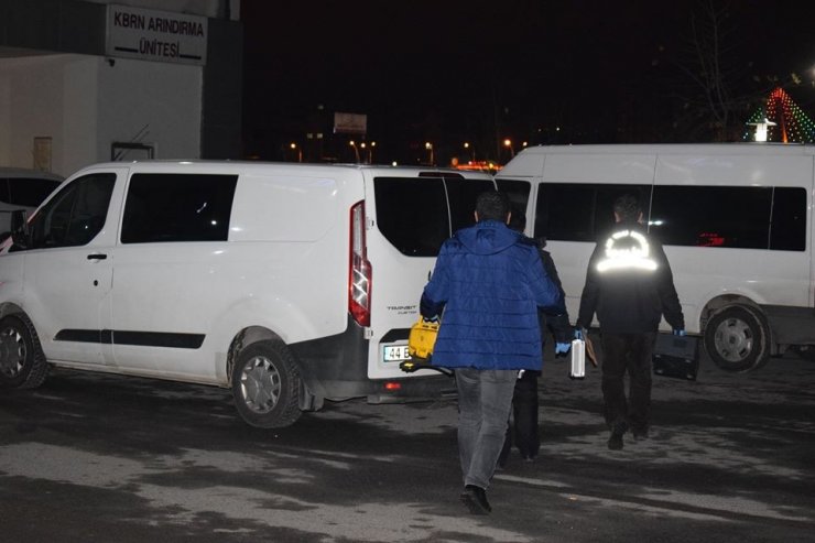 Seyir halindeki araçta silahla kazara kendini vurdu