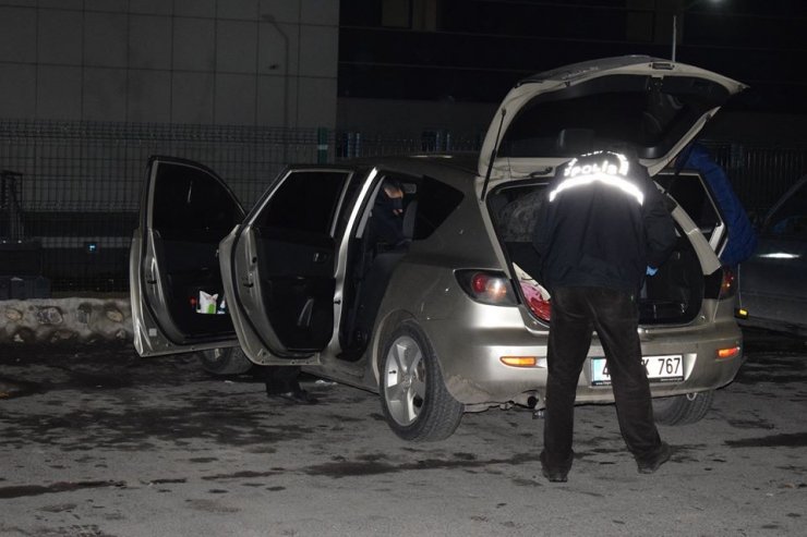 Seyir halindeki araçta silahla kazara kendini vurdu