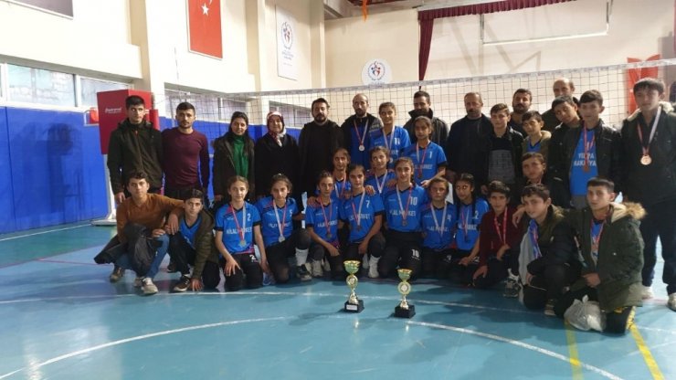 Şırnak’taki okullar arası müsabakalara Hilal Şeyhan Ortaokulu damga vurdu