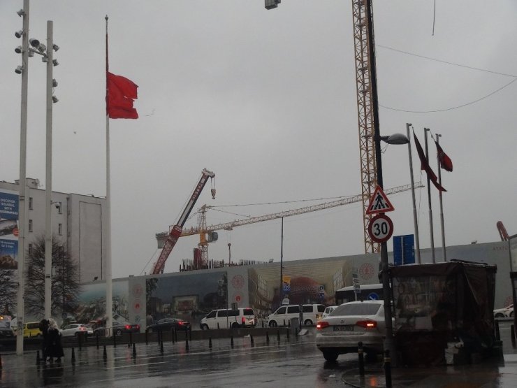 Taksim’de yırtılan dev Türk bayrağı değiştirildi
