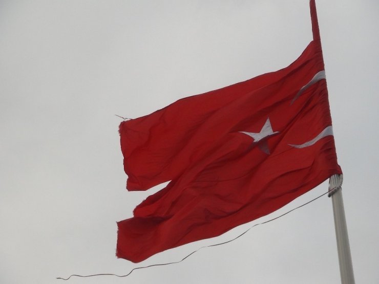 Taksim’de yırtılan dev Türk bayrağı değiştirildi