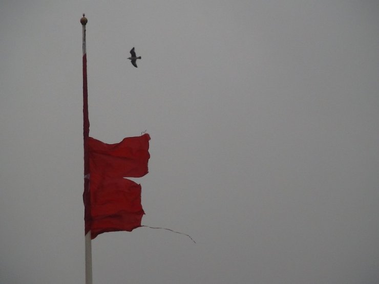 Taksim’de yırtılan dev Türk bayrağı değiştirildi