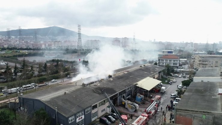 Ümraniye’de yangın çıkan ambalaj deposu havadan görüntülendi