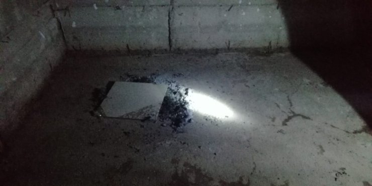 Bina girişinde yakılan ateş paniğe neden oldu