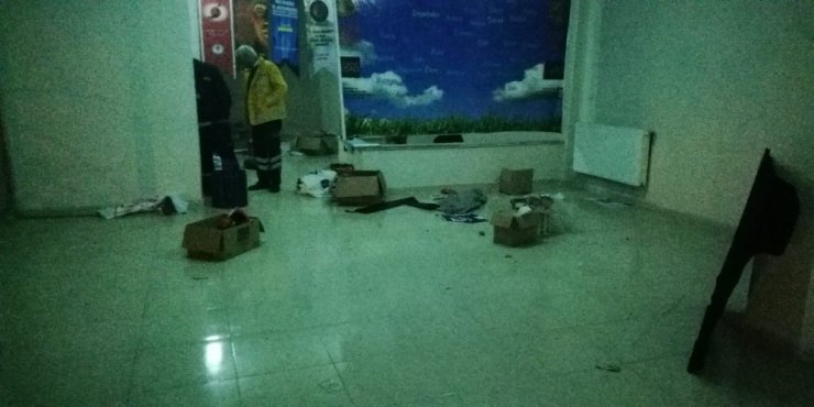 Bina girişinde yakılan ateş paniğe neden oldu