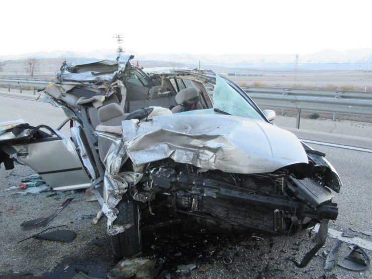 Afyonkarahisar’da otomobil tıra çarptı: 1 ölü, 2 yaralı