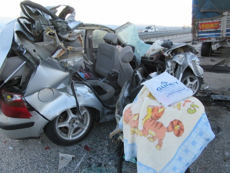 Afyonkarahisar’da otomobil tıra çarptı: 1 ölü, 2 yaralı