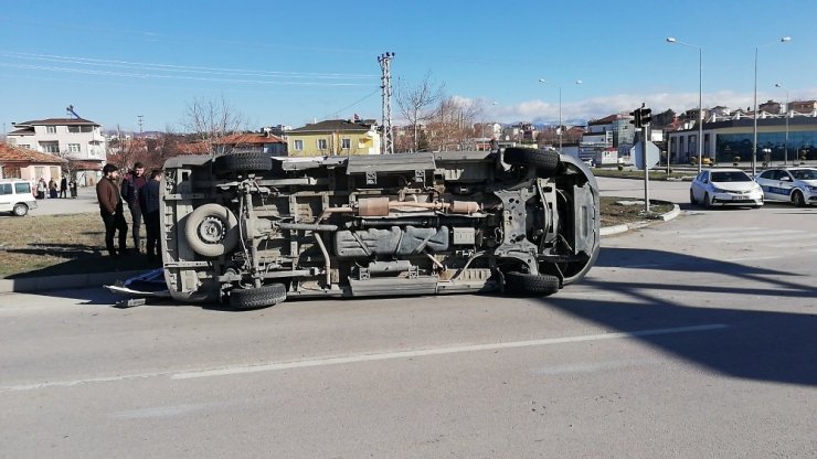 Hafif ticari araç ile ambulansla çarpıştı: 5 yaralı