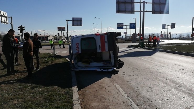 Hafif ticari araç ile ambulansla çarpıştı: 5 yaralı