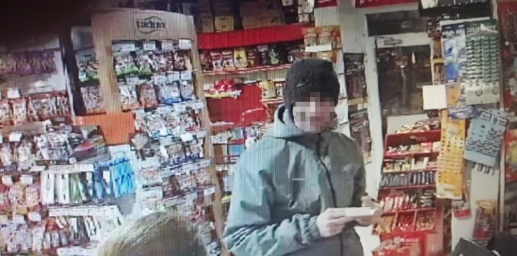 Şans oyunu için geldiği marketten bir koli içecek çalıp kaçtı
