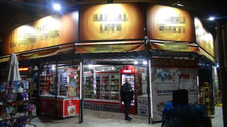 Şans oyunu için geldiği marketten bir koli içecek çalıp kaçtı