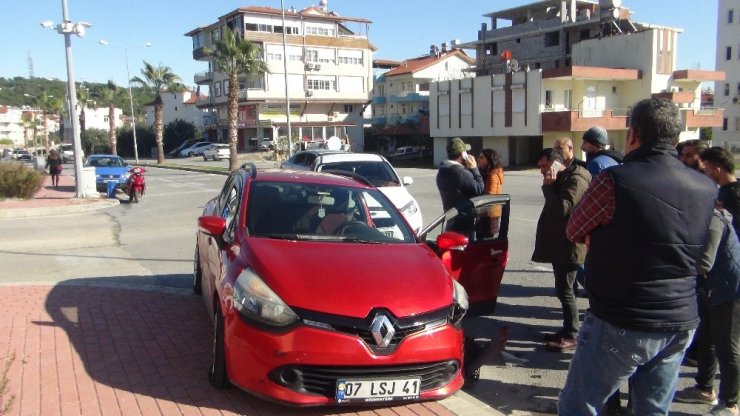 Kadın sürücülerin kazasında erkekler birbirine girdi