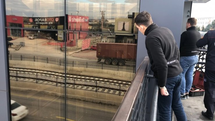 Okul yolunda asansörde mahsur kaldılar