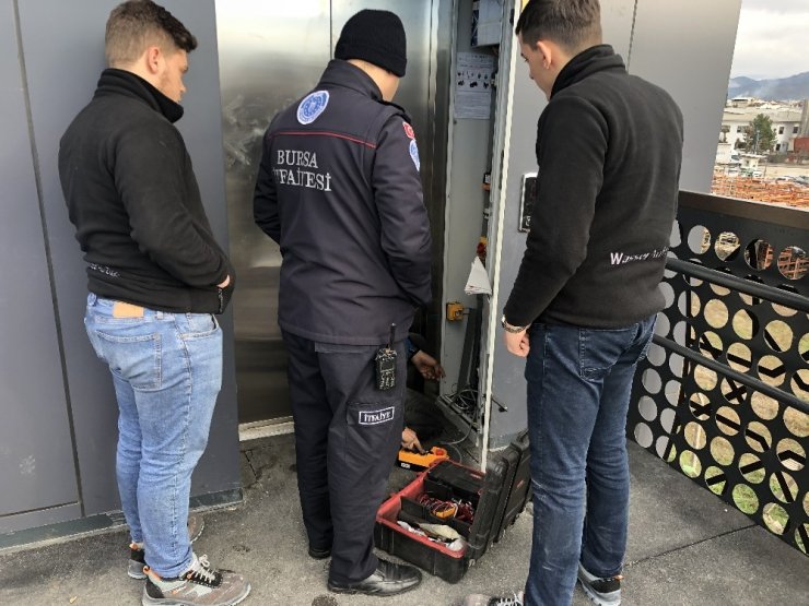 Okul yolunda asansörde mahsur kaldılar