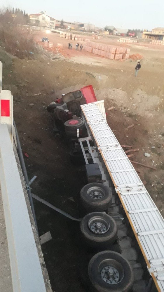 Edirne’de tır köprüden uçtu: 1 yaralı