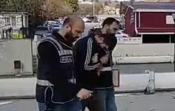 Otomobilin camını taşla kırıp, böyle soydular