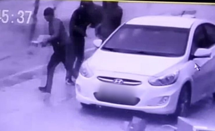 Otomobilin camını taşla kırıp, böyle soydular