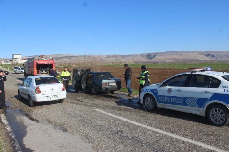 Seyir halindeki aracın motoru yandı