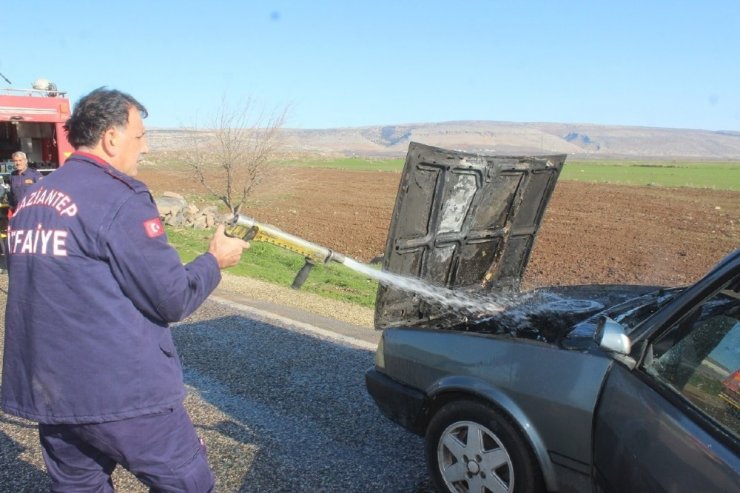 Seyir halindeki aracın motoru yandı