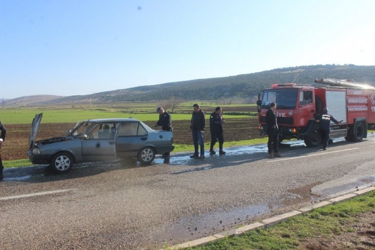 Seyir halindeki aracın motoru yandı