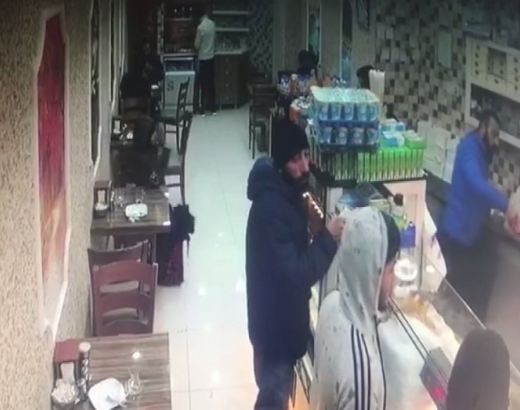 Yakalanmamak için önce kamerayı çevirdi, sonra sadaka kutusunu çaldı