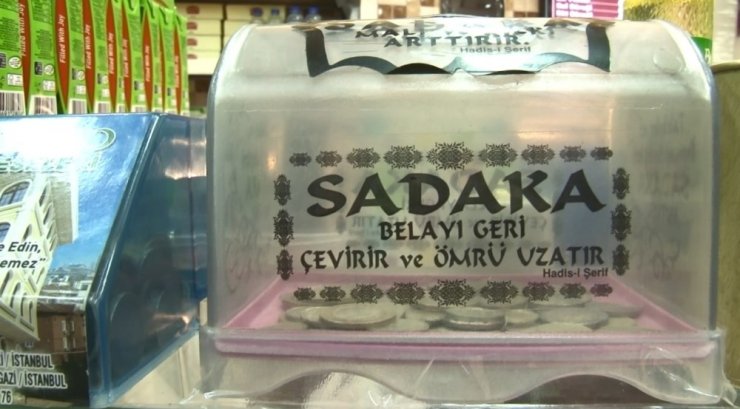 Yakalanmamak için önce kamerayı çevirdi, sonra sadaka kutusunu çaldı