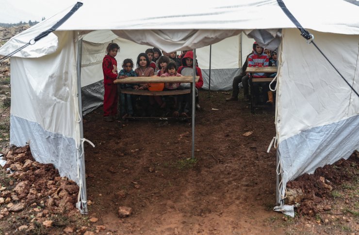 İdlibli çocukların tahtasız ve kitapsız "çadır okulu"